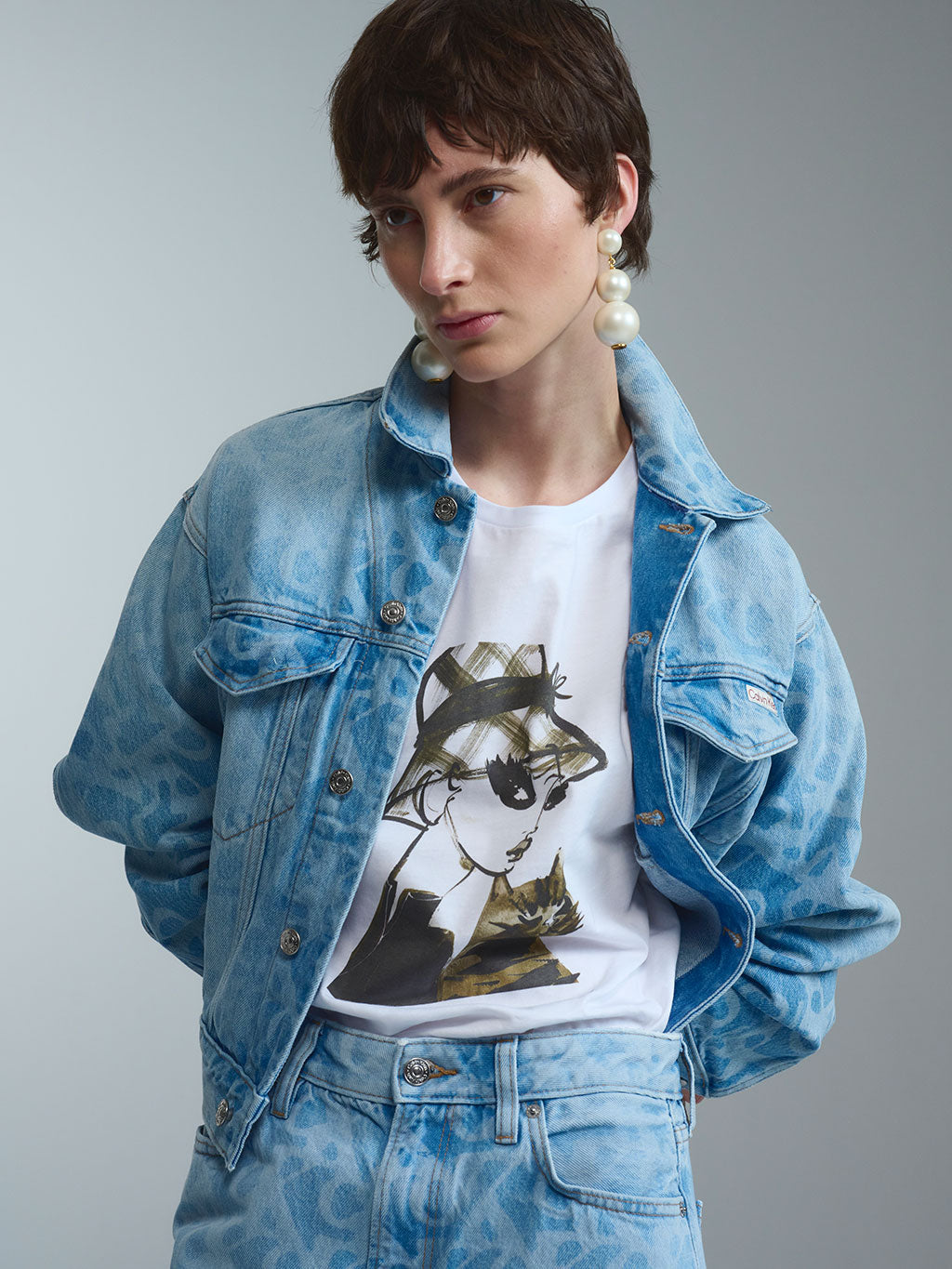 Ein besonders detailreiches Key-Piece: Das limitierte RAILIN x Astrid Vos X T-Shirt in Weiß setzt die feine Modezeichnung mit Katzen-Motiv perfekt in Szene. Ein exklusives Sammlerstück aus hochwertigen Künstler Edits.