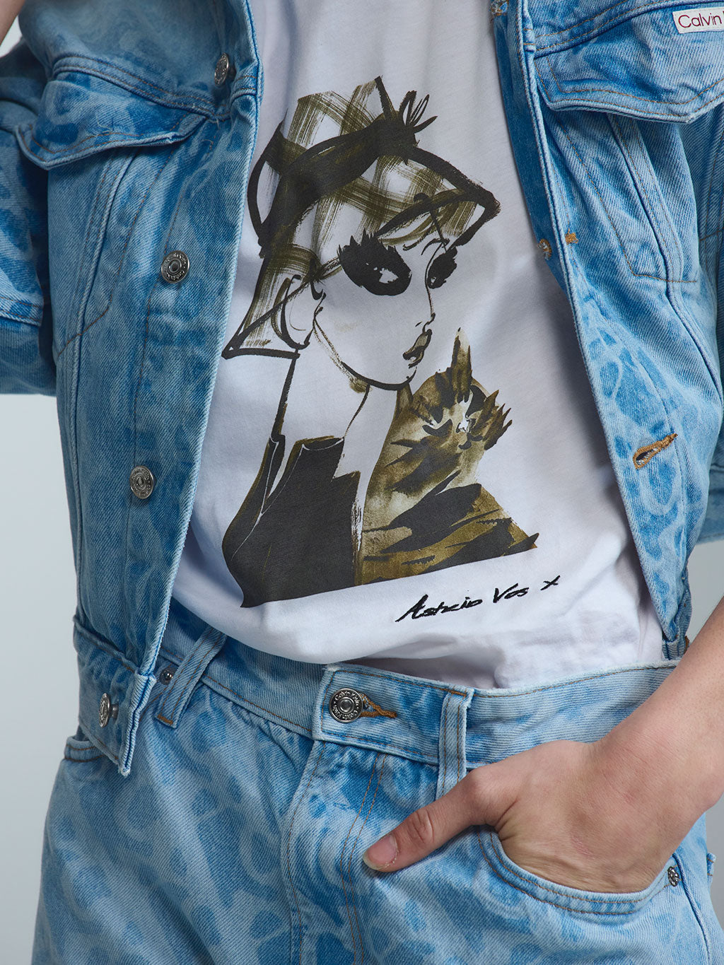 Tragbare Kunst von RAILIN Fashion: Ein exklusives, aufwändig gestaltetes weißes T-Shirt für Damen mit dem einzigartigen Innocent glance Art Print. Teil einer limitierten Premium-Kollektion aus den begehrten Künstler Edits.