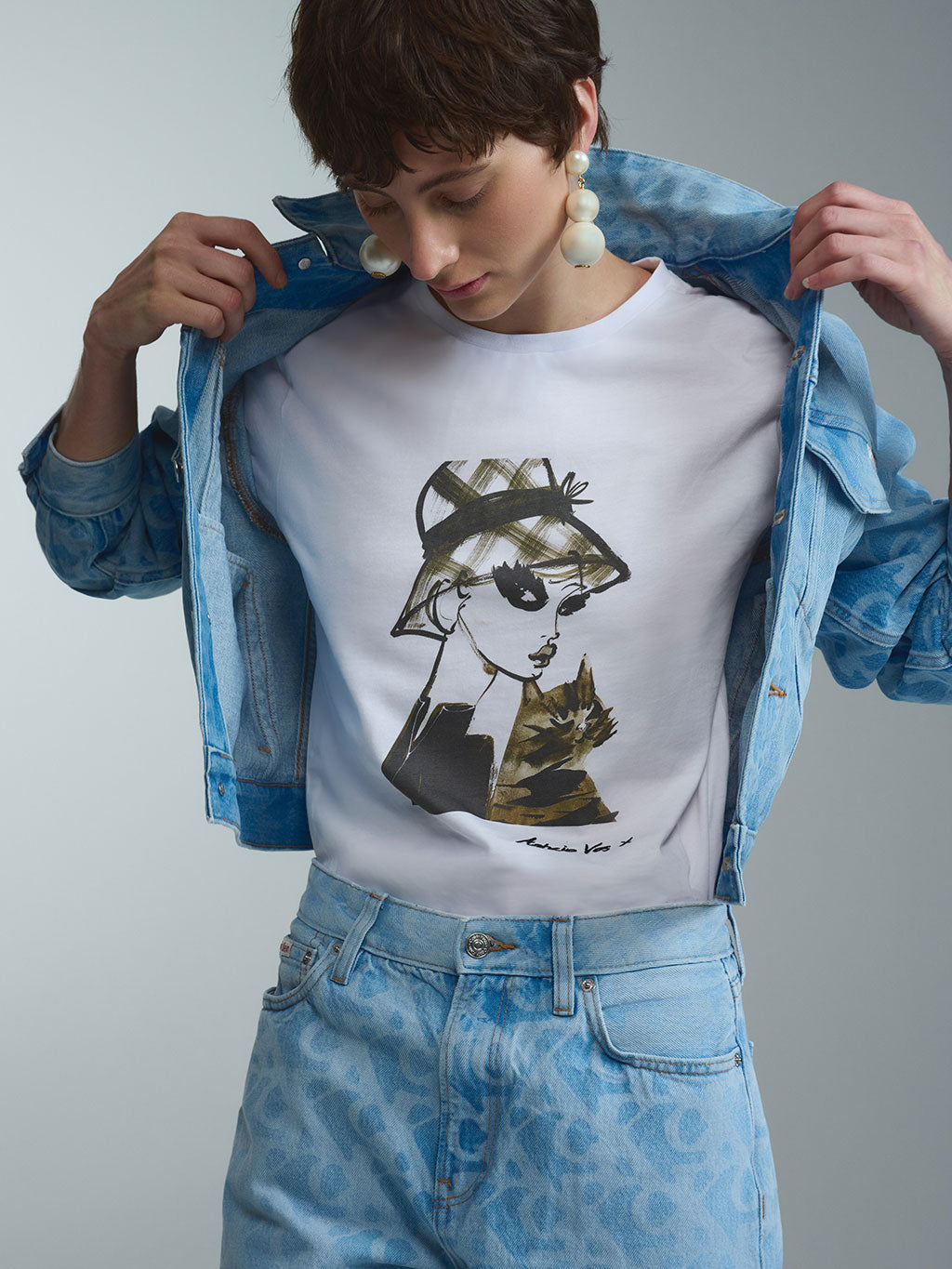 Exklusives weißes RAILIN x Astrid Vos X T-Shirt mit aufwändigem Innocent glance Art Print auf der Brust. Ein besonders hochwertiges Kleidungsstück aus limitierten Künstler Edits.