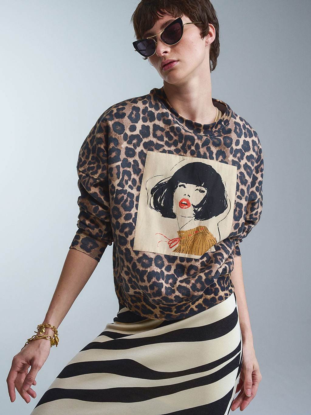 Exklusives Damen-Sweatshirt aus dem limitierten RAILIN x Ludivine Josephine Art Edit. Der aufwändige, hochwertige Art Print zeigt eine vom 60er-Jahre-Stil inspirierte Frauen-Illustration als tragbares Kunstwerk auf einem klassischen Leopardenmuster.