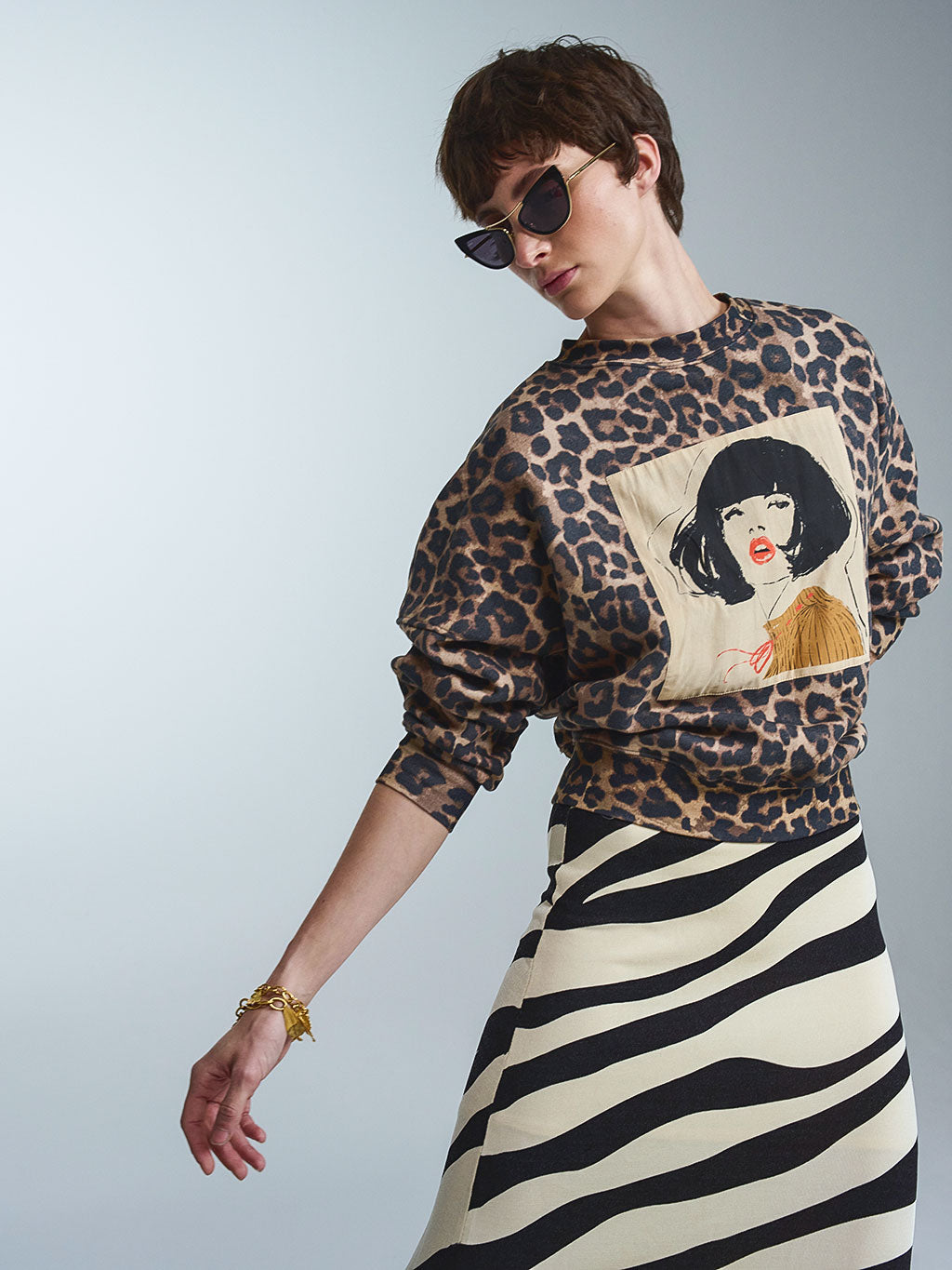 Ein besonders detailreiches Styling-Piece: Das limitierte RAILIN x Ludivine Josephine 60’s Muse Sweatshirt kombiniert ein wildes Leo-Muster mit einem hochwertigen Art Print. Ein exklusives Sammlerstück für anspruchsvolle Mode-Liebhaber.