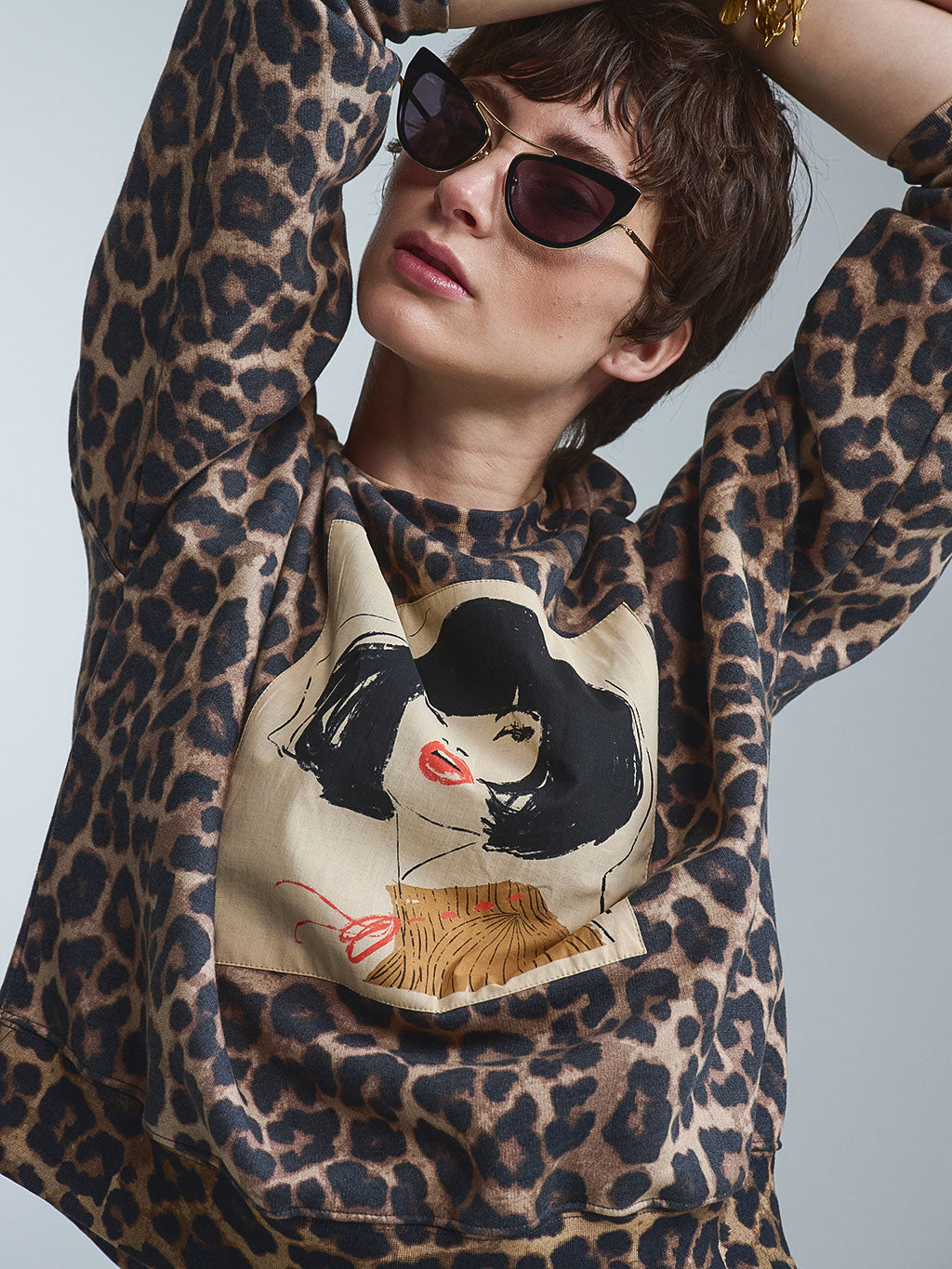Tragbare Kunst von RAILIN Fashion: Ein exklusives, aufwändig verarbeitetes Leopardenmuster-Sweatshirt für Damen mit einem einzigartigen Art Print. Teil einer limitierten Kollektion aus den begehrten Künstler Edits.