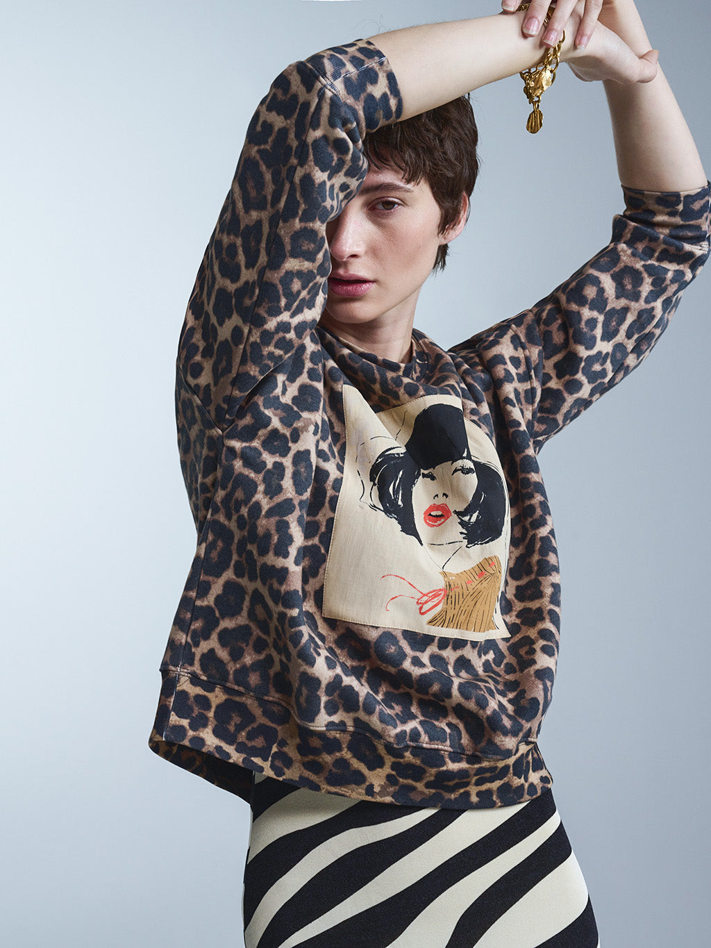 Exklusives RAILIN x Ludivine Josephine Sweatshirt mit Allover-Leopardenmuster und aufwändigem 60s Muse Art Print. Ein besonders hochwertiges Kleidungsstück aus limitierten Künstler Edits.