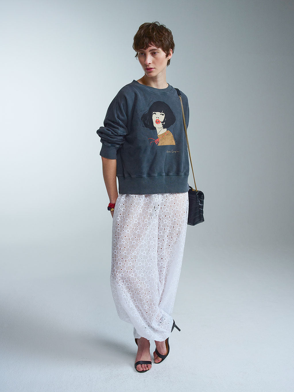 Tragbare Kunst von RAILIN Fashion: Ein exklusives, aufwändig verarbeitetes graues Sweatshirt für Damen mit einem einzigartigen Art Print. Teil einer limitierten High-Fashion-Kollektion aus den begehrten Künstler Edits.