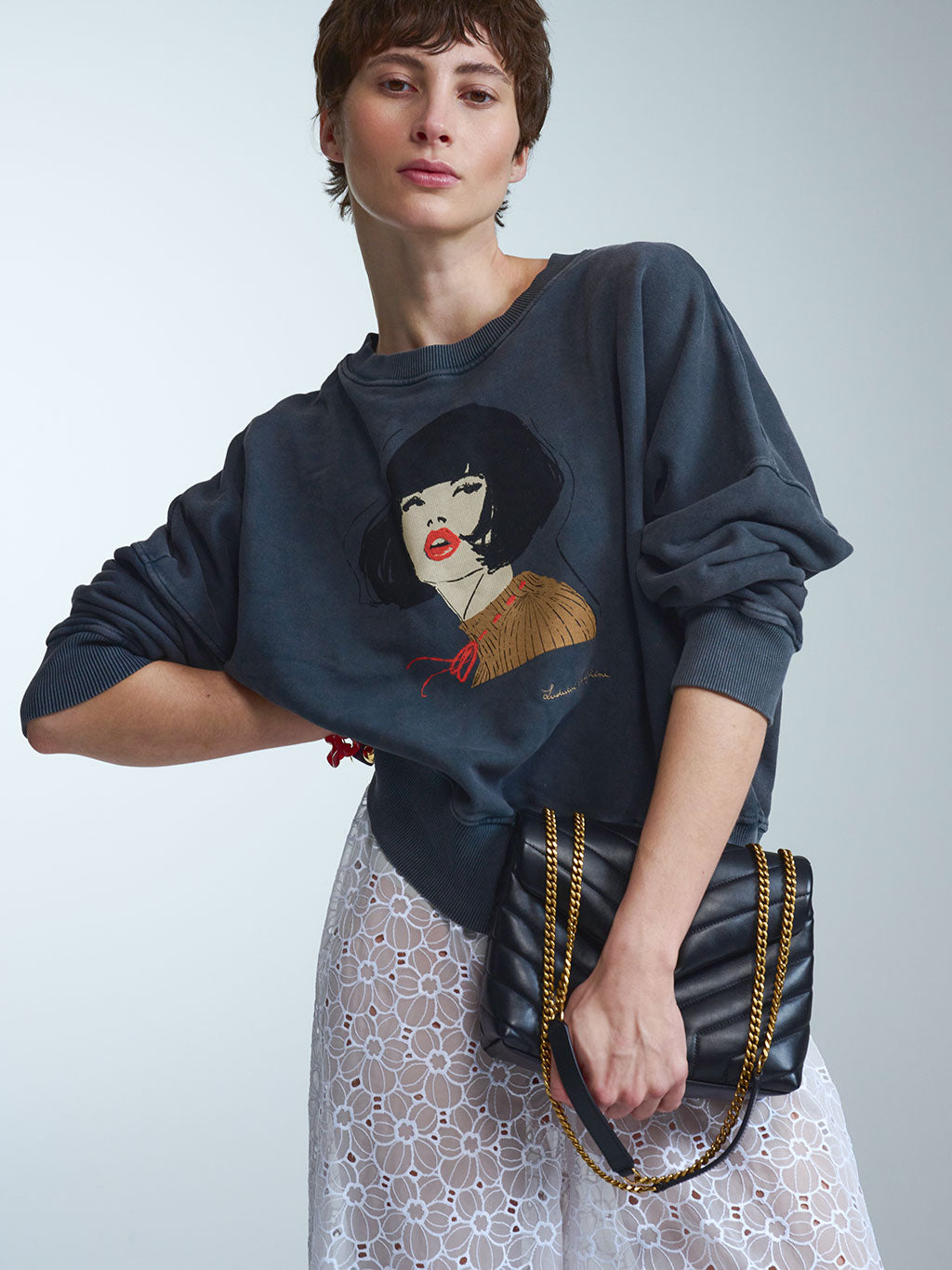 Exklusives Damen-Sweatshirt aus dem limitierten RAILIN x Ludivine Josephine Art Edit. Der aufwändige, hochwertige Art Print zeigt eine vom 60er-Jahre-Stil inspirierte Frauen-Illustration als tragbares Kunstwerk auf einem unifarbenen, dunkelgrauen Sweat-Stoff.