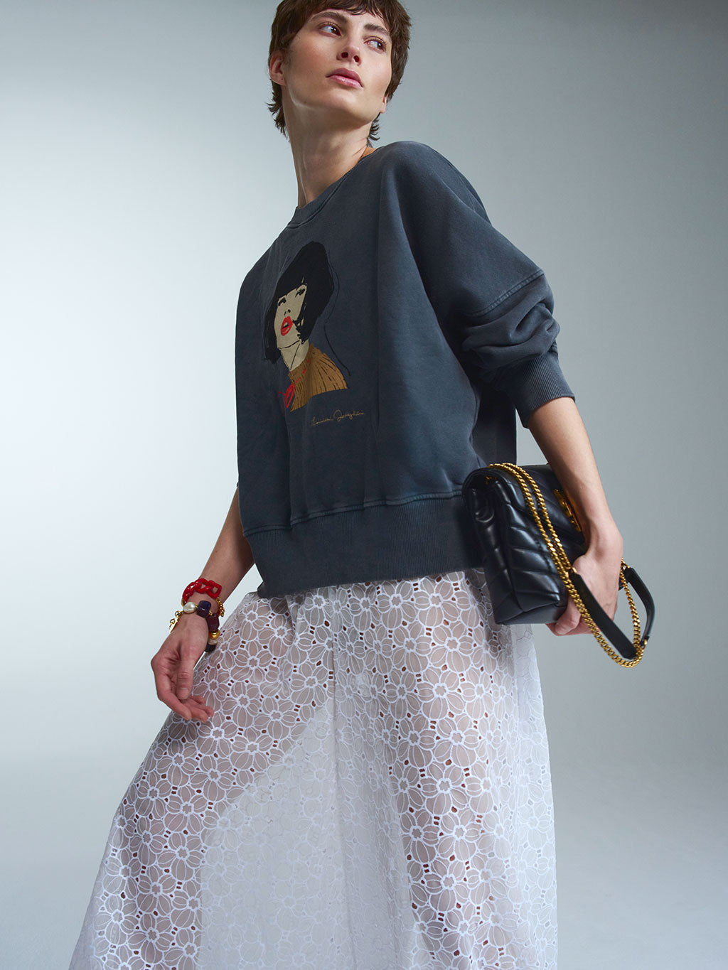 Exklusives RAILIN x Ludivine Josephine Sweatshirt in Anthrazit mit aufwändigem 60s Muse Art Print auf der Brust. Ein besonders hochwertiges Kleidungsstück aus limitierten Künstler Edits.