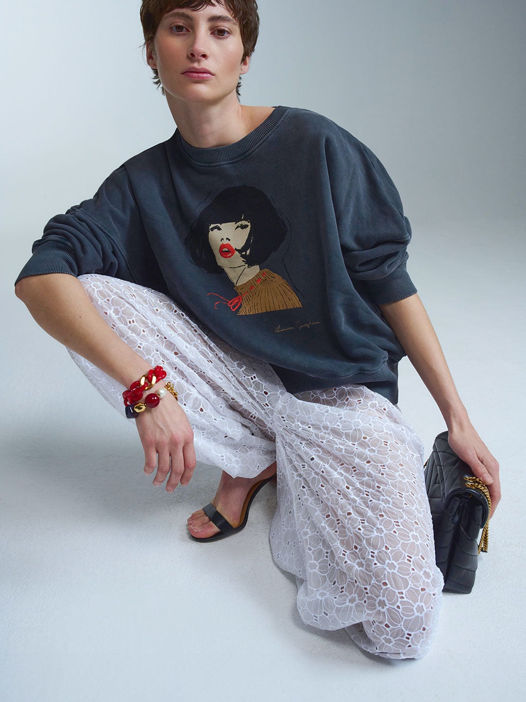 Hochwertiges RAILIN Sweatshirt in verwaschenem Anthrazit mit einem besonderen 60s Muse Art Print auf der Vorderseite. Ein limitiertes Design aus exklusiven Künstler Edits, das minimalistische Modezeichnung mit lässigem Streetwear-Chic verbindet.
