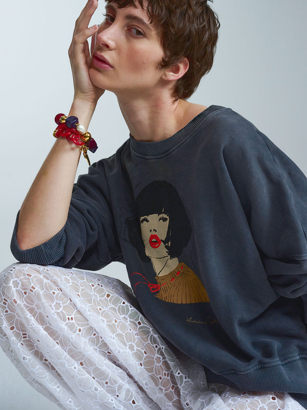 Ein besonders detailreiches Styling-Piece: Das limitierte RAILIN x Ludivine Josephine 60’s Muse Sweatshirt in Dunkelgrau setzt die feine Grafik mit roten Lippen-Akzenten perfekt in Szene. Ein exklusives Sammlerstück aus hochwertigen Künstler Edits.