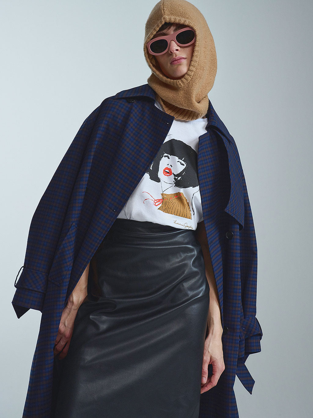Ein besonders detailreiches Key-Piece: Das limitierte RAILIN x Ludivine Josephine 60’s Muse T-Shirt in Weiß setzt die minimalistische Modezeichnung perfekt in Szene. Ein exklusives Sammlerstück aus hochwertigen Künstler Edits.