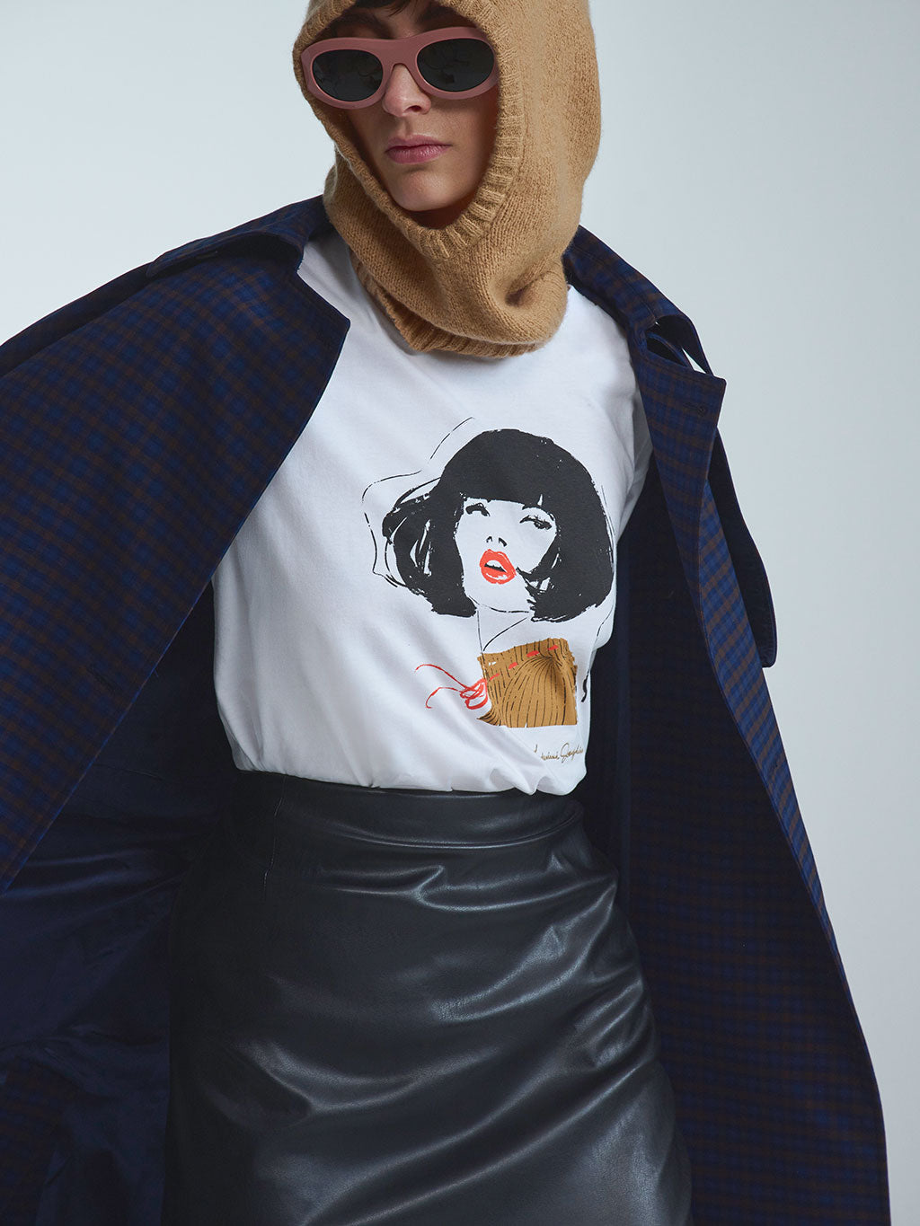 Exklusives weißes Damen-T-Shirt aus dem limitierten RAILIN x Ludivine Josephine Art Edit. Der hochwertige, aufwändige Art Print zeigt die ikonische 60s Muse Modeillustration mit markantem roten Lippenstift-Akzent als tragbares Kunstwerk.