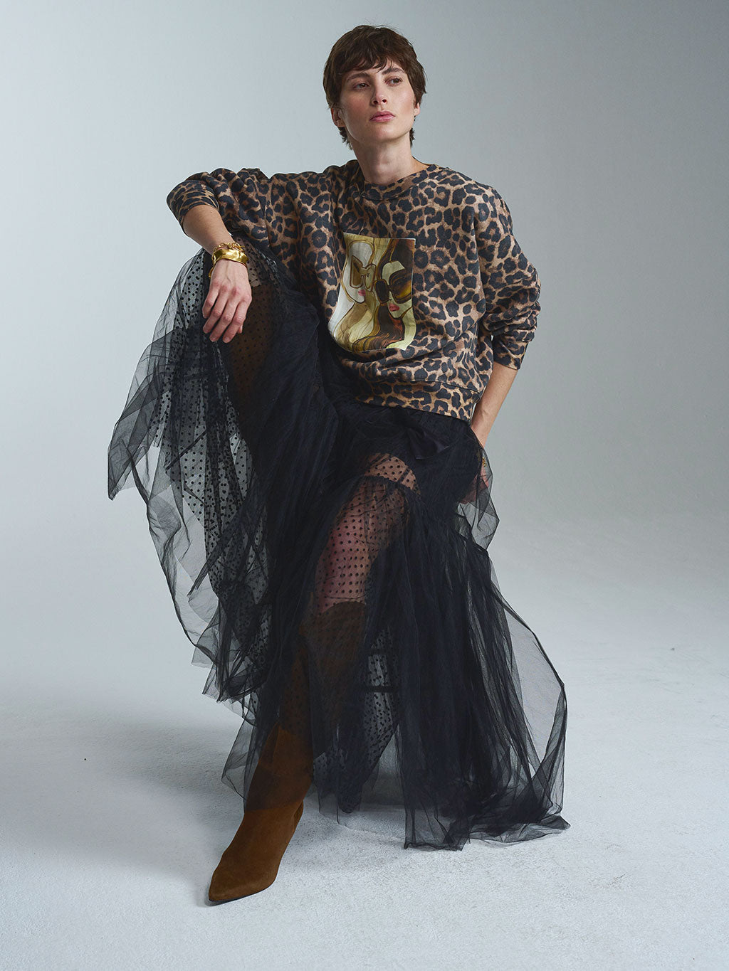 Tragbare Kunst von RAILIN Fashion: Ein exklusives, aufwändig gestaltetes Leopardenmuster-Sweatshirt für Damen mit dem ikonischen Chloe Sunnies Art Print. Teil einer limitierten Premium-Kollektion aus den begehrten Künstler Edits.