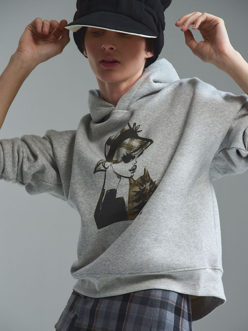Tragbare Kunst von RAILIN Fashion: Ein exklusiver, aufwändig gestalteter grau melierter Kapuzenpullover für Damen mit dem einzigartigen Innocent glance Art Print. Teil einer limitierten Premium-Kollektion aus den begehrten Künstler Edits.