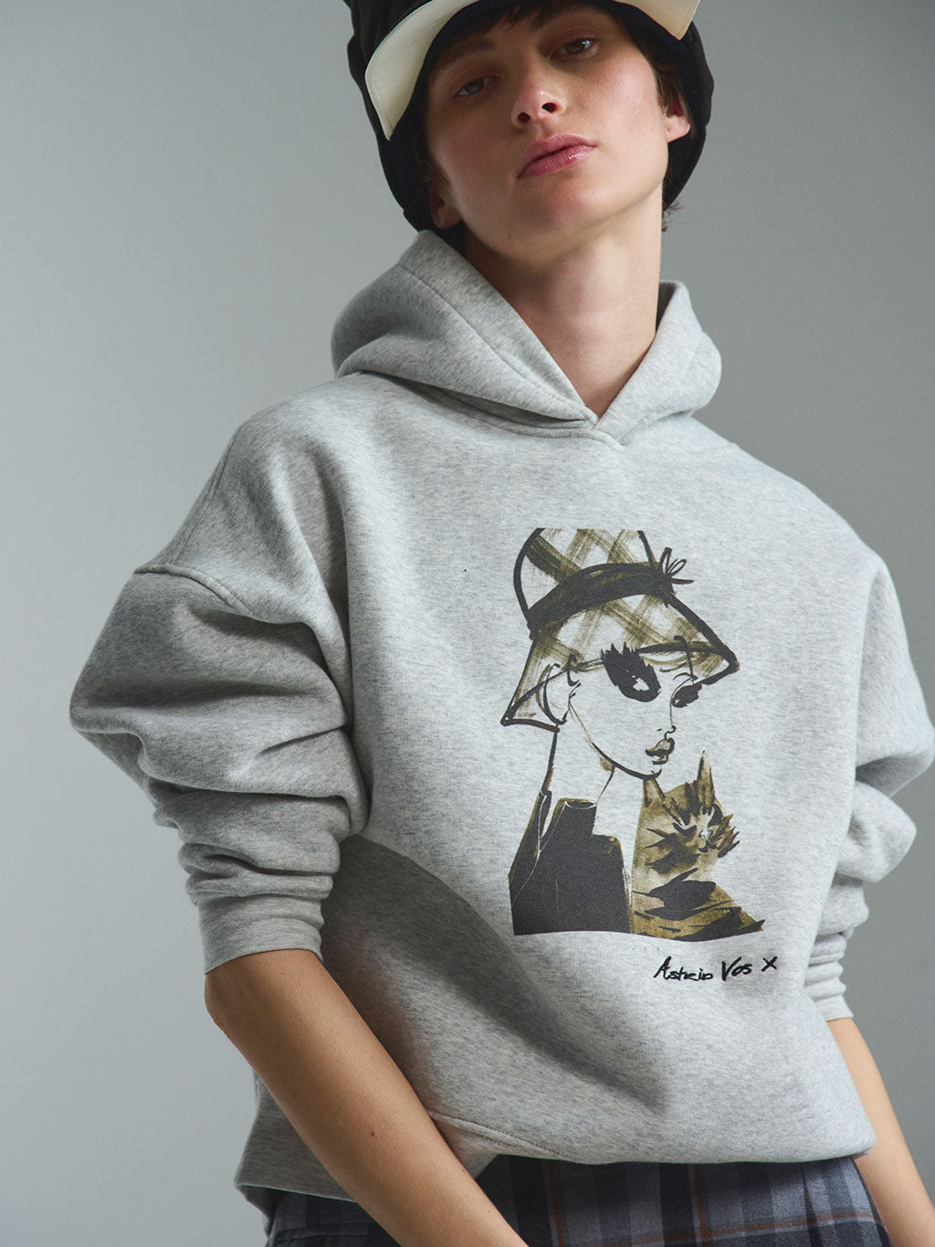 Ein besonders detailreiches Key-Piece: Der limitierte RAILIN x Astrid Vos X Hoodie setzt die feine Modezeichnung mit Katzen-Motiv perfekt in Szene. Ein exklusives Sammlerstück aus hochwertigen Künstler Edits, präsentiert mit einer gepolsterten Kopfbedeckung.