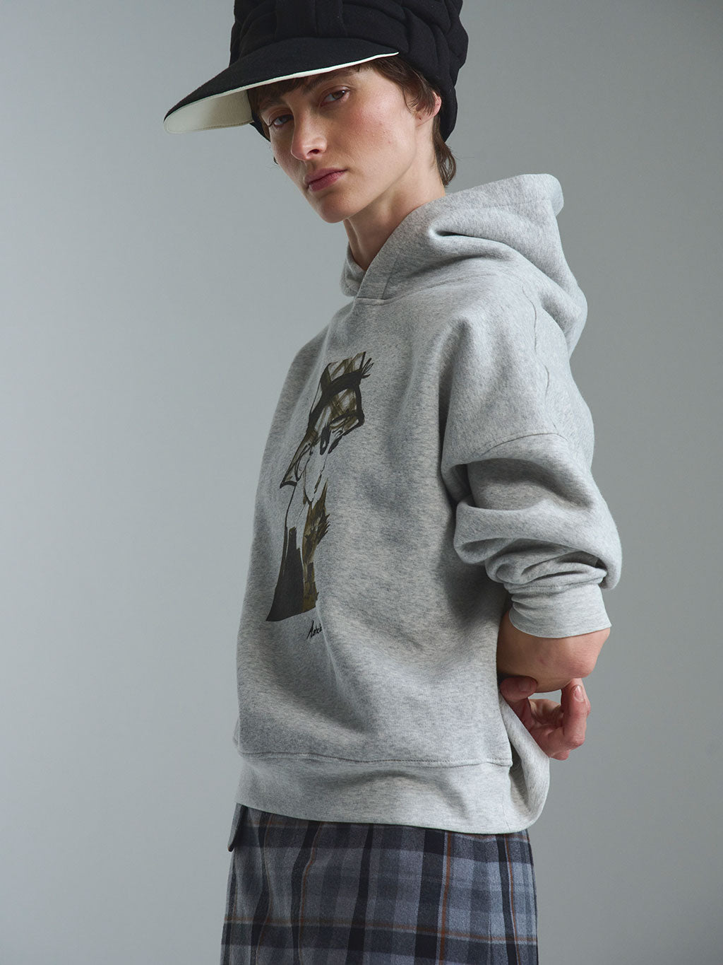 Exklusiver grau melierter RAILIN x Astrid Vos X Hoodie mit aufwändigem Innocent glance Art Print auf der Brust. Ein besonders hochwertiges Kleidungsstück aus limitierten Künstler Edits.