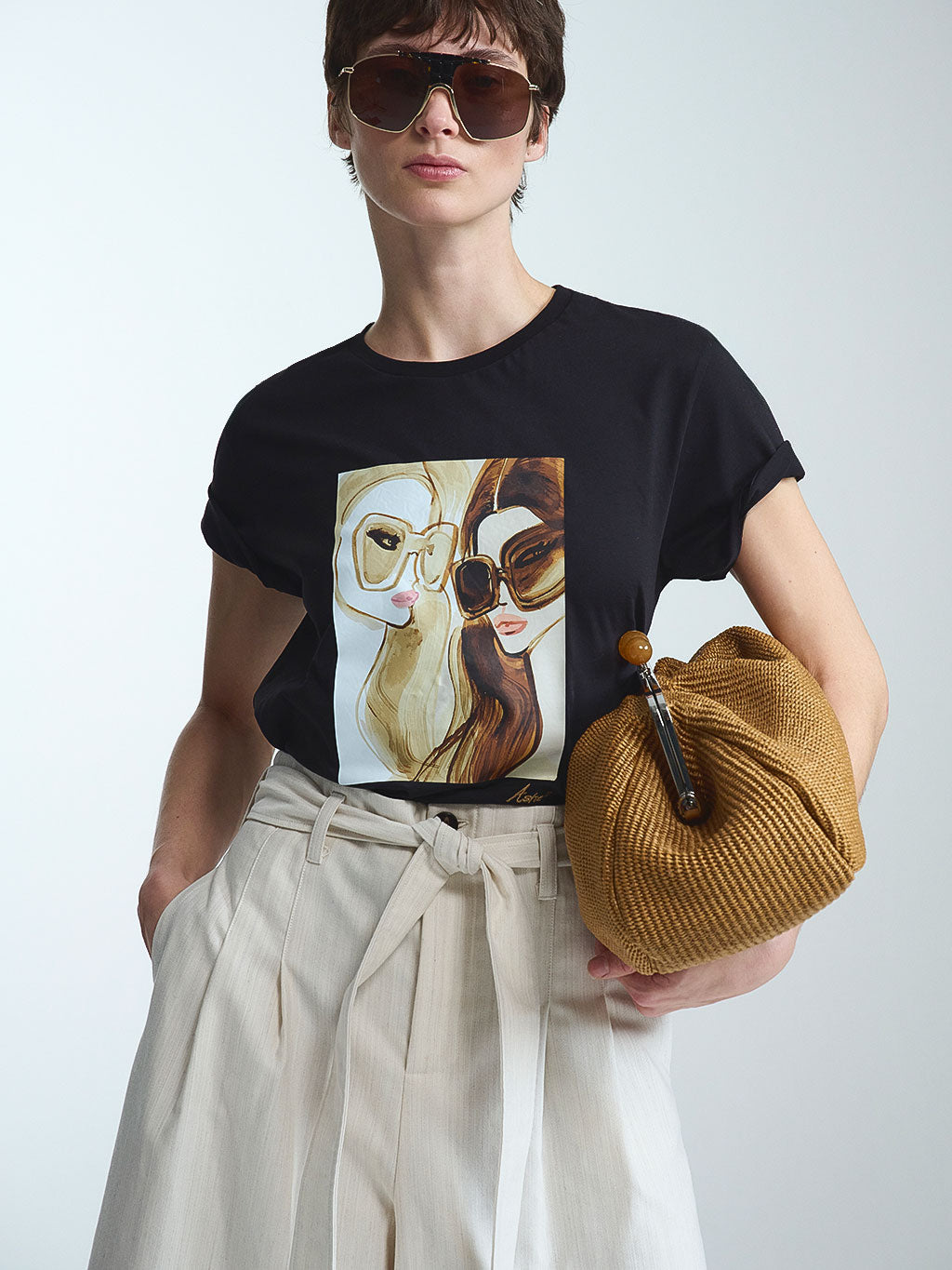 Exklusives schwarzes Damen-T-Shirt aus der limitierten RAILIN x Astrid Vos X Art Edition. Der hochwertige, aufwändige Art Print zeigt eine vom Retro-Chic inspirierte Modeillustration zweier Frauen mit markanten Sonnenbrillen als tragbares Kunstwerk.