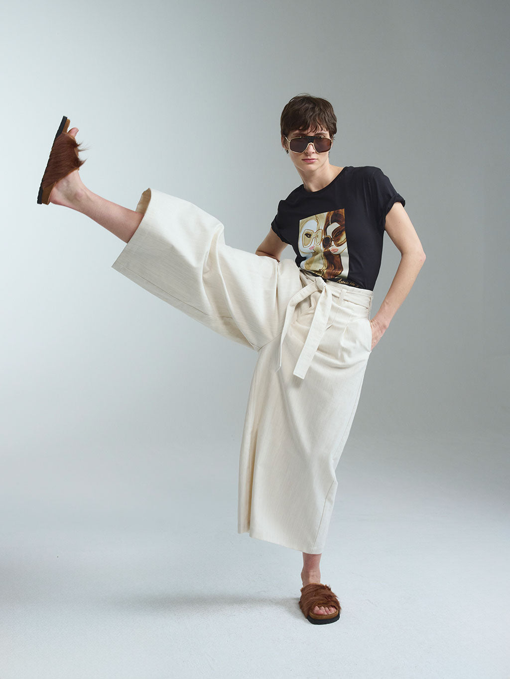 Tragbare Kunst von RAILIN Fashion: Ein exklusives, aufwändig gestaltetes schwarzes T-Shirt für Damen mit dem markanten Chloe Sunnies Art Print. Teil einer limitierten Premium-Kollektion aus den begehrten Künstler Edits.