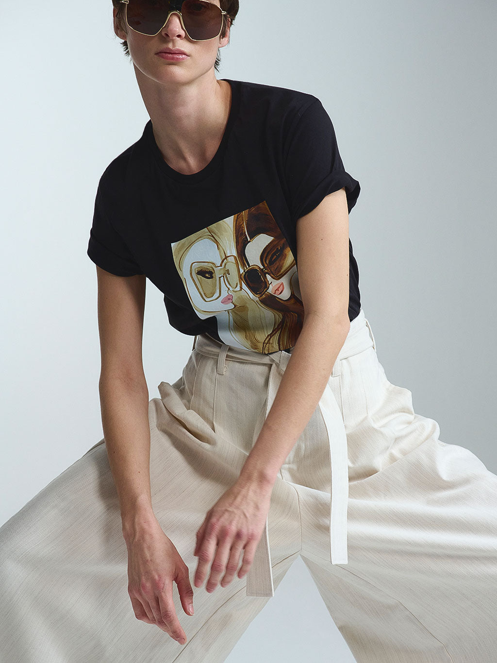 Hochwertiges schwarzes T-Shirt von RAILIN mit einem besonderen, farbintensiven Grafikprint auf der Vorderseite. Ein limitiertes Design aus exklusiven Künstler Edits, das tiefes Schwarz mit warmen Blond- und Brauntönen des Kunstwerks verbindet.