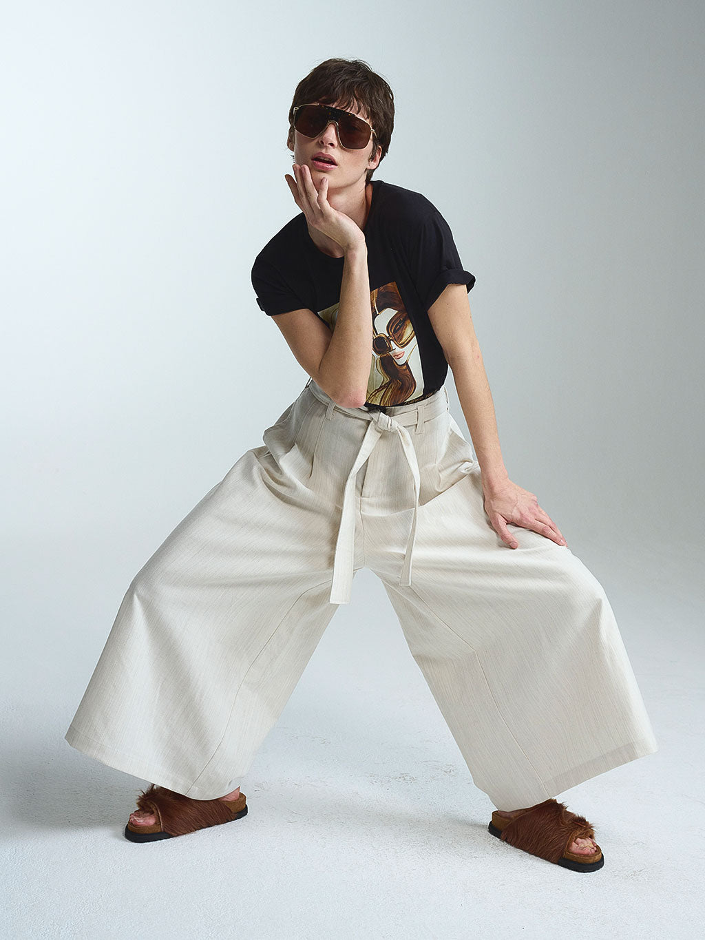 Exklusives schwarzes RAILIN x Astrid Vos X T-Shirt mit aufwändigem Chloe Sunnies Art Print auf der Brust. Ein besonders hochwertiges Kleidungsstück aus limitierten Künstler Edits.