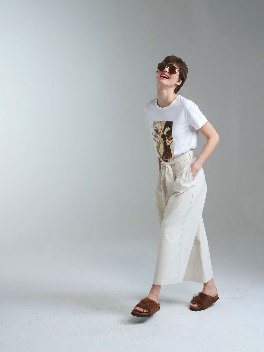 Tragbare Kunst von RAILIN Fashion: Ein exklusives, aufwändig gestaltetes weißes T-Shirt für Damen mit dem markanten Chloe Sunnies Art Print. Teil einer limitierten Premium-Kollektion aus den begehrten Künstler Edits.