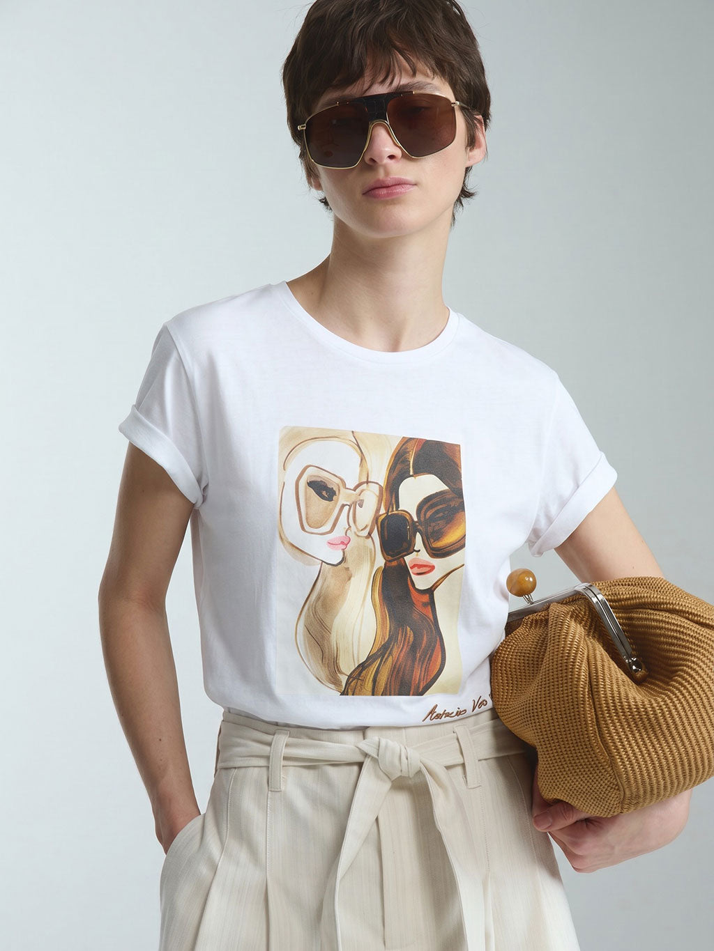 Ein besonders detailreiches Statement-Piece: Das limitierte RAILIN x Astrid Vos X T-Shirt in Weiß setzt den kunstvollen Print perfekt in Szene. Ein exklusives Sammlerstück aus hochwertigen Künstler Edits für anspruchsvolle Looks.