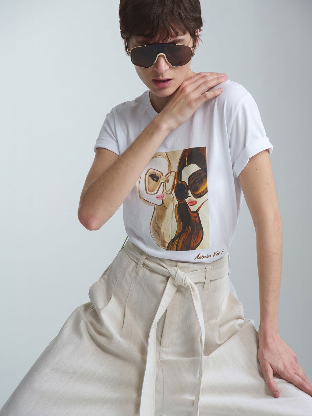 Exklusives weißes RAILIN x Astrid Vos X T-Shirt mit aufwändigem Chloe Sunnies Art Print auf der Brust. Ein besonders hochwertiges Kleidungsstück aus limitierten Künstler Edits.
